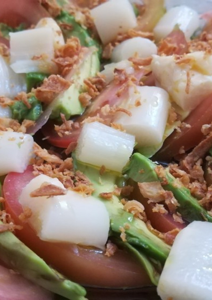 Una foto de Ensalada de tomate, aguacate y espárragos