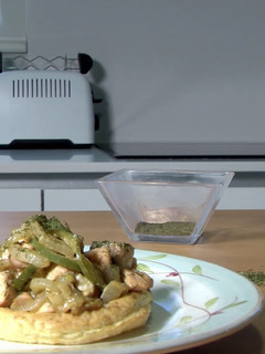 Una foto de Salmón, verduras y hojaldre con mostaza
