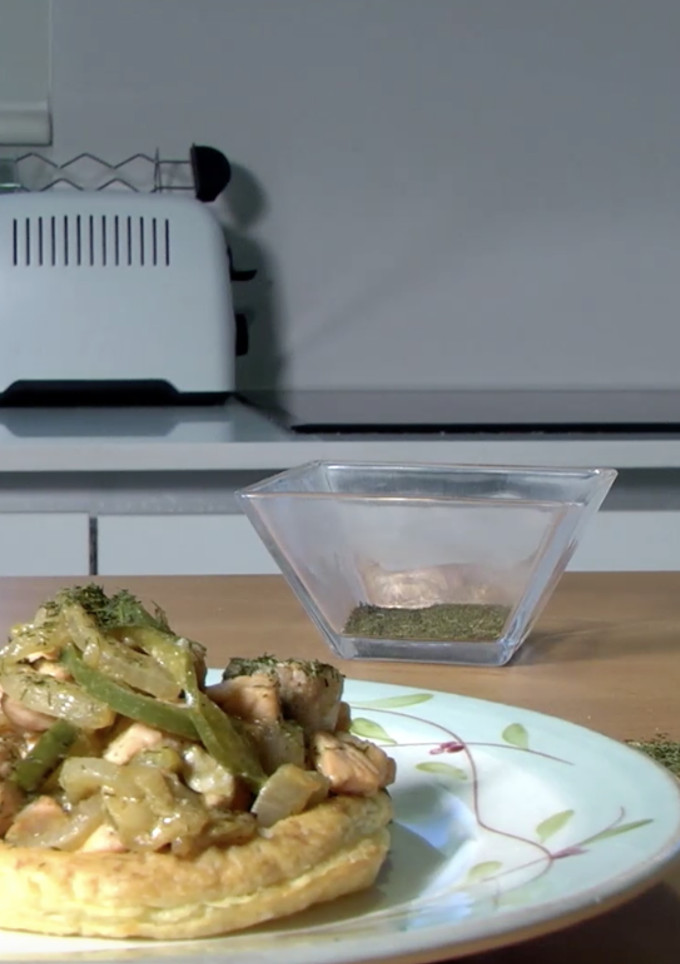 Una foto de Salmón, verduras y hojaldre con mostaza