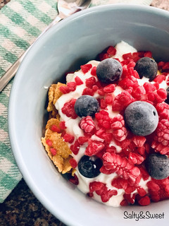 Una foto de Bol griego con frutos rojos y cereales 🍓🍒🌽