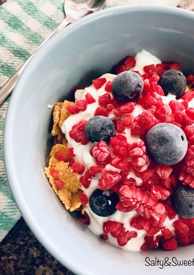 Una foto de Bol griego con frutos rojos y cereales 🍓🍒🌽