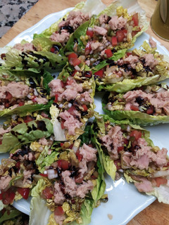 Una foto de Cogollos de lechuga rellenos de atún y pimientos