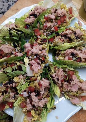 Una foto de Cogollos de lechuga rellenos de atún y pimientos