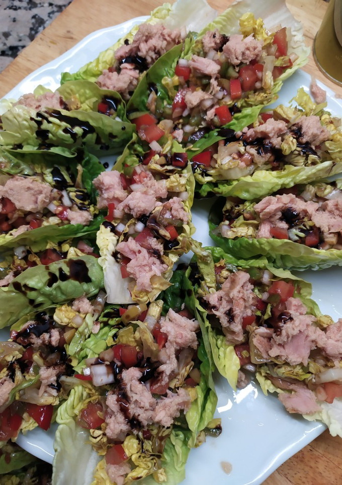 Una foto de Cogollos de lechuga rellenos de atún y pimientos