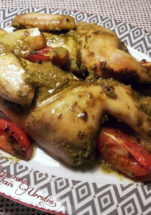 Una foto de Picantón al horno en lata, con hierbas aromáticas y especias nobles