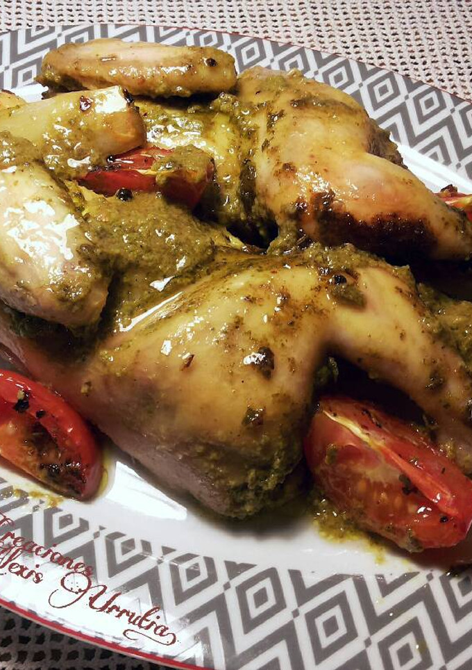 Una foto de Picantón al horno en lata, con hierbas aromáticas y especias nobles