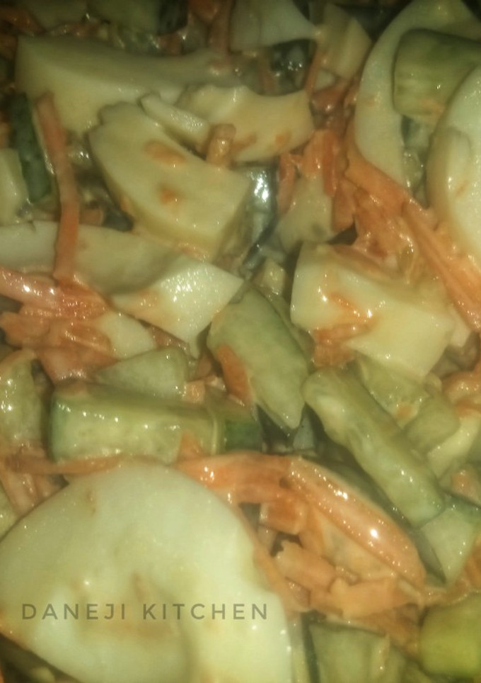 A picture of Creamy Cucumber salad.