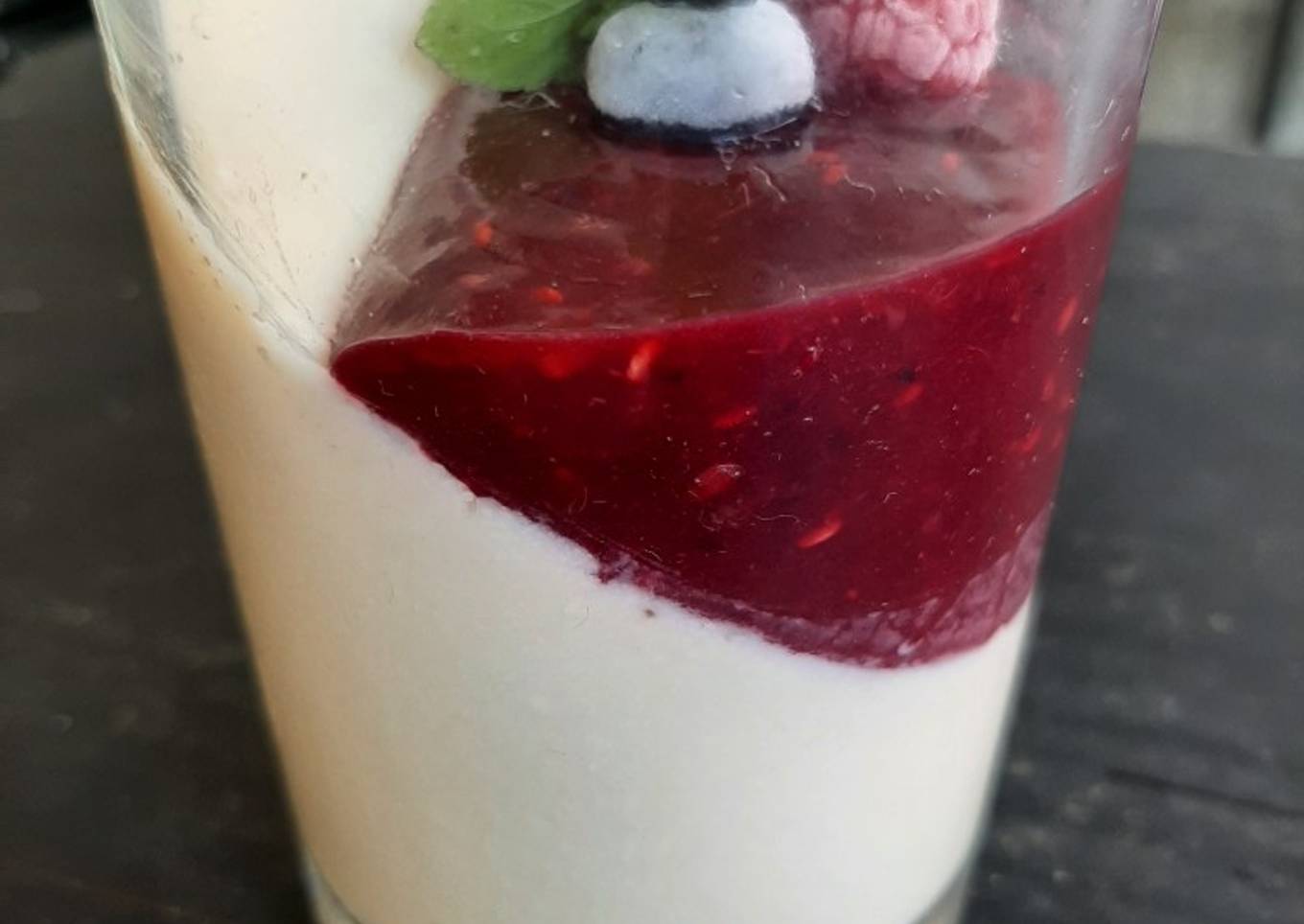 Panacotta con salsa de frutos rojos