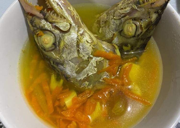 Bagaimana Membuat Sup kepala ikan tenggiri super praktis yang Enak