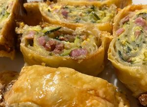 Foto di Rotolo di zucchine e pancetta in crosta di emmenthal