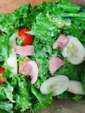 Bữa tối nhanh gọn với salad dưa chuột cà chua lườn ngỗng