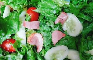 Bữa tối nhanh gọn với salad dưa chuột cà chua lườn ngỗng