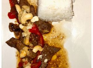 Une photo de Bœuf au saté et aux Noix De Cajou riz gluant