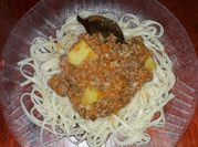 Una foto de fideos con tuco carne picada