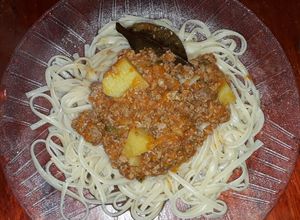 Una foto de Fideos espaguetis🍜 con tuco de pollo 🍗