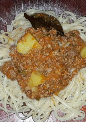 Una foto de Fideos espaguetis🍜 con tuco de pollo 🍗
