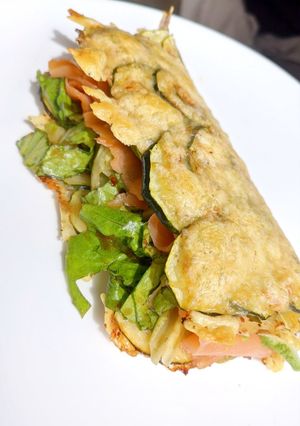 Una foto de Sándwich de calabacín, salmón y queso emmental
