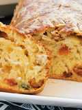 Cake au camembert, tomates confites et câpres