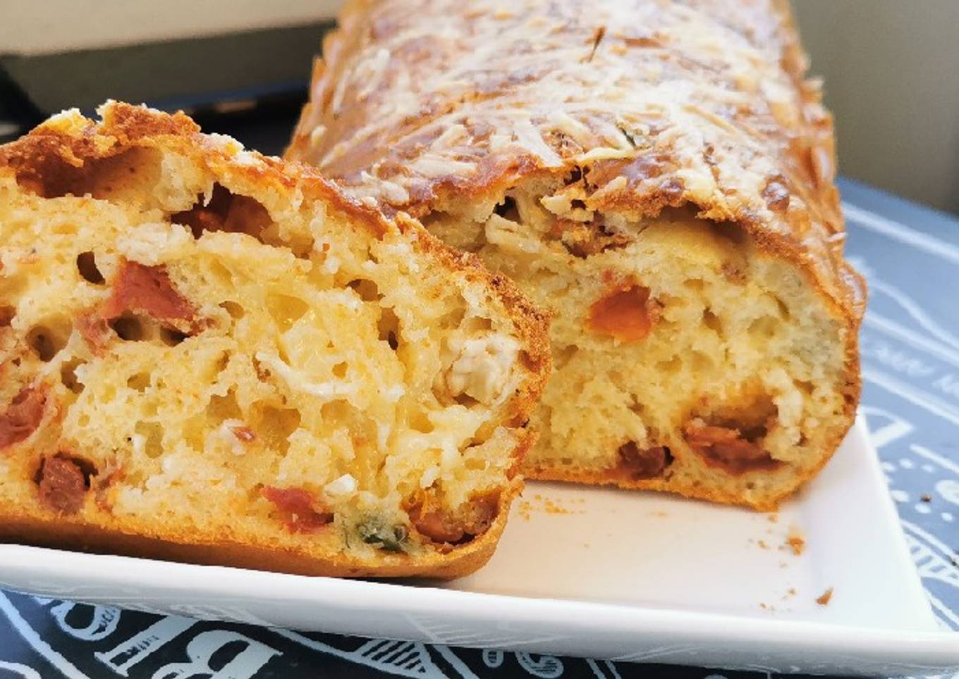 Cake au camembert, tomates confites et câpres