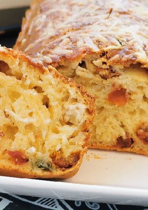 Une photo de Cake au camembert, tomates confites et câpres