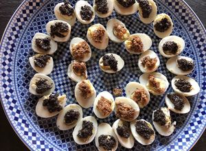Une photo de Petits œufs apéro à la tapenade