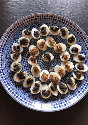 Une photo de Petits œufs apéro à la tapenade