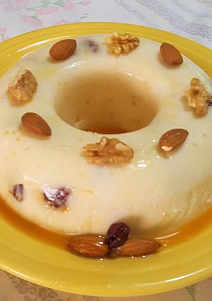 Una foto de Moldeado de sémola con coulis de mandarina a la canela