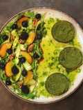 Insalata colorata di frutti e noci con mini burger di quinoa spinaci e ricotta