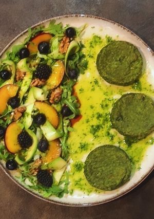Foto di Insalata colorata di frutti e noci con mini burger di quinoa spinaci e ricotta