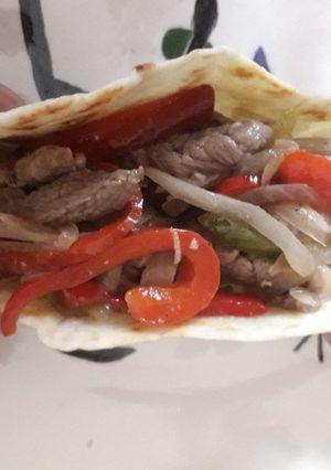 Una foto de Tacos de Cerdo, Carne y Vegetales