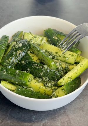 Фото Малосольні огірки з часником та кропом 🥒.