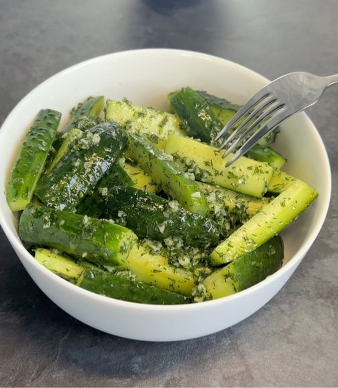Фото Малосольні огірки з часником та кропом 🥒.