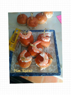 Una foto de Bocaditos de gulas y gambas con alioli