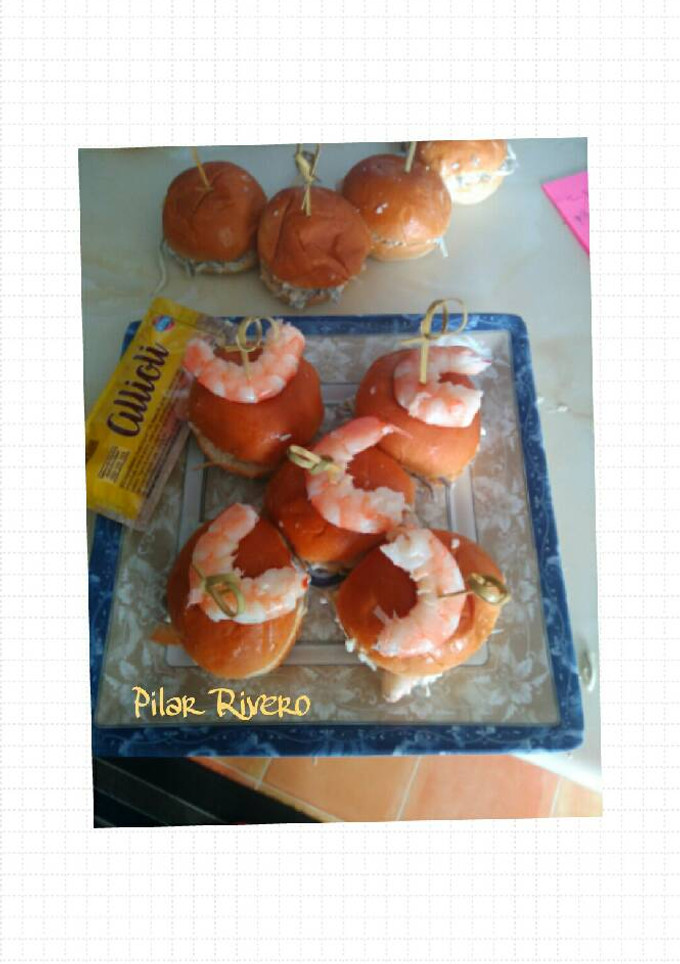 Una foto de Bocaditos de gulas y gambas con alioli