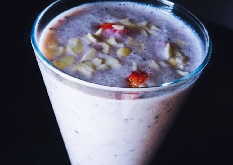 Smoothies banana, fragole, mirtilli e miele🍯
