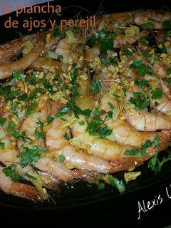 Una foto de Gambas a la plancha con salteado de ajos y perejil