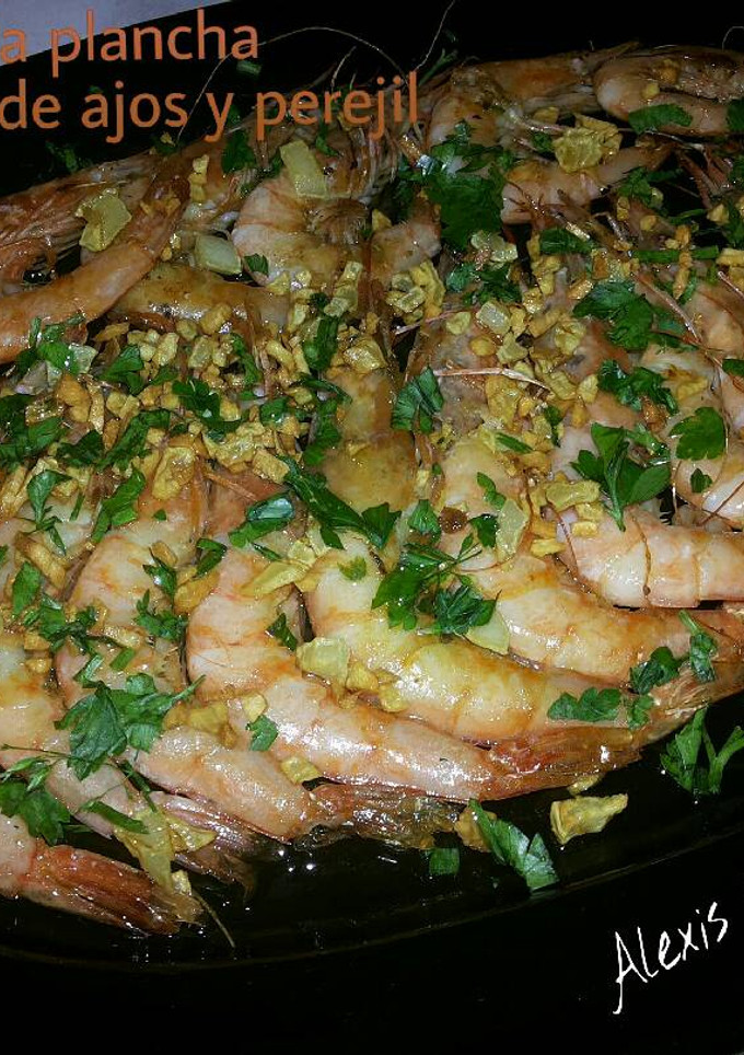 Una foto de Gambas a la plancha con salteado de ajos y perejil