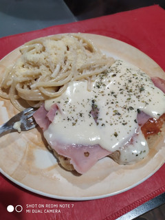 Una foto de Milanesa napolitana con fideos a la crema 😋
