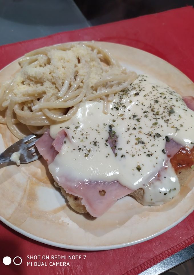 Una foto de Milanesa napolitana con fideos a la crema 😋