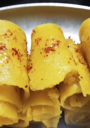 मूंगदाल खांडवी रोल (moong dal khandvi roll recipe in Hindi) रेसिपी मुख्य फोटो