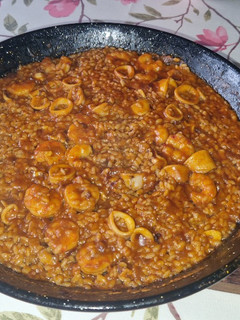 Una foto de Arroz con gambas y calamares