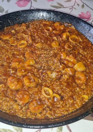 Una foto de Arroz con gambas y calamares