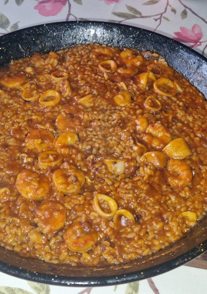 Una foto de Arroz con gambas y calamares