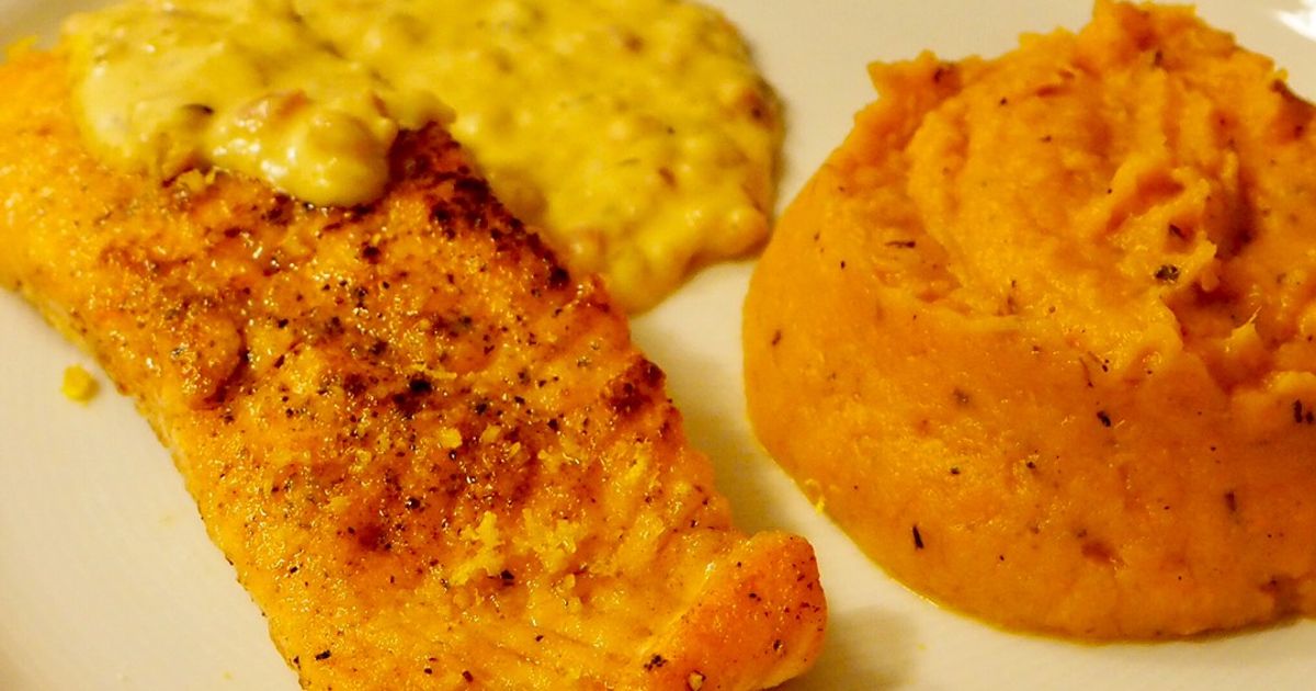 Lachs Mit Zitronen Zwiebel Thymian Soße Und Süßkartoffelpüree Rezept ...