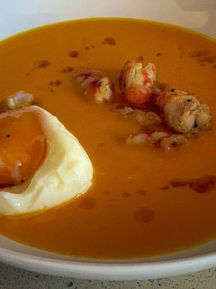 Una foto de Crema de calabaza, langostinos y huevo mollet