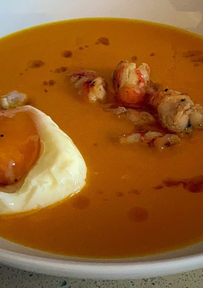 Una foto de Crema de calabaza, langostinos y huevo mollet