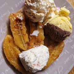 A picture of Foster's banana 🍌 with ice cream.