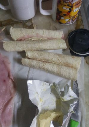 Una foto de Fajitas rápidas de jamón y queso gratinadas en manteca
