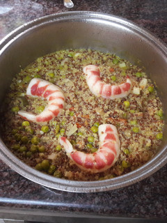 Una foto de Paella de quinoa y langostinos sin paellera y sin gluten vegana 🥘
