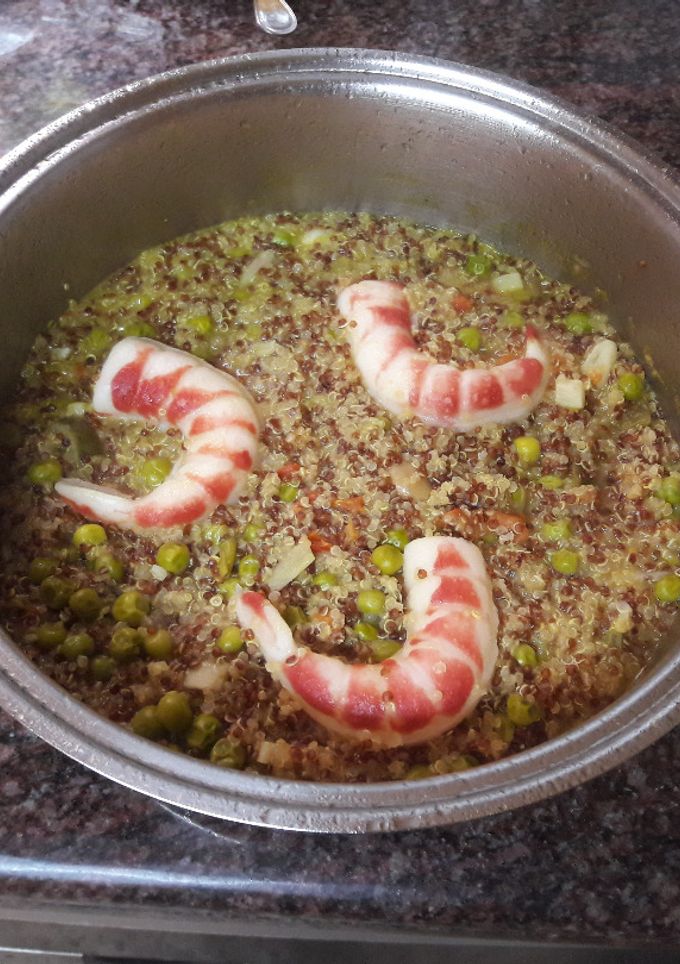 Una foto de Paella de quinoa y langostinos sin paellera y sin gluten vegana 🥘